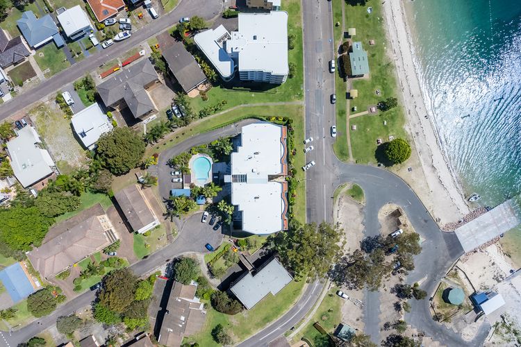 Florentine 13, 11 Columbia Close -fabulous unit with air con, wifi, pool, lift and waterviews