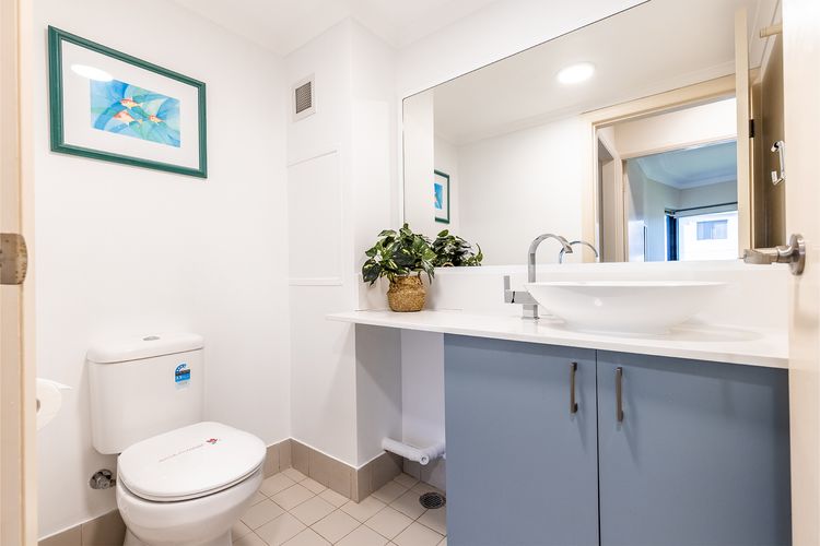 Florentine 13, 11 Columbia Close -fabulous unit with air con, wifi, pool, lift and waterviews