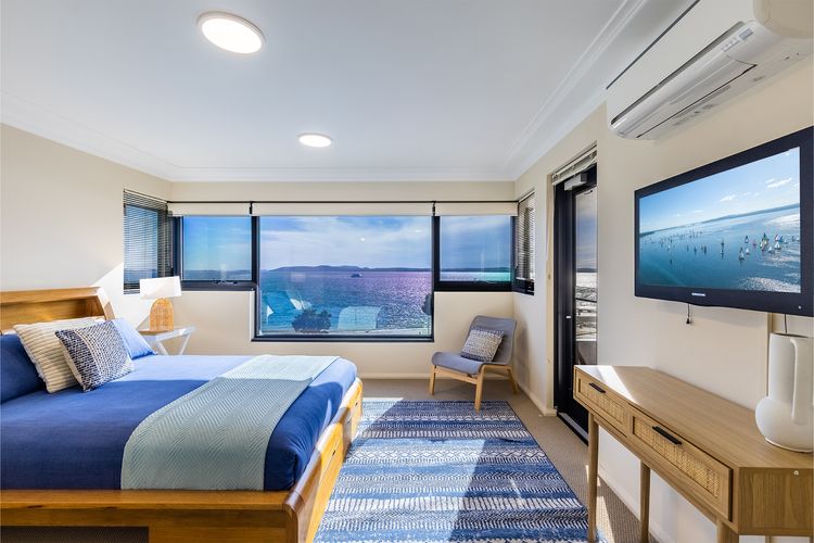 Florentine 13, 11 Columbia Close -fabulous unit with air con, wifi, pool, lift and waterviews