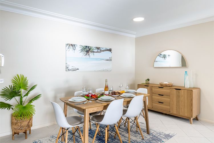 Florentine 13, 11 Columbia Close -fabulous unit with air con, wifi, pool, lift and waterviews