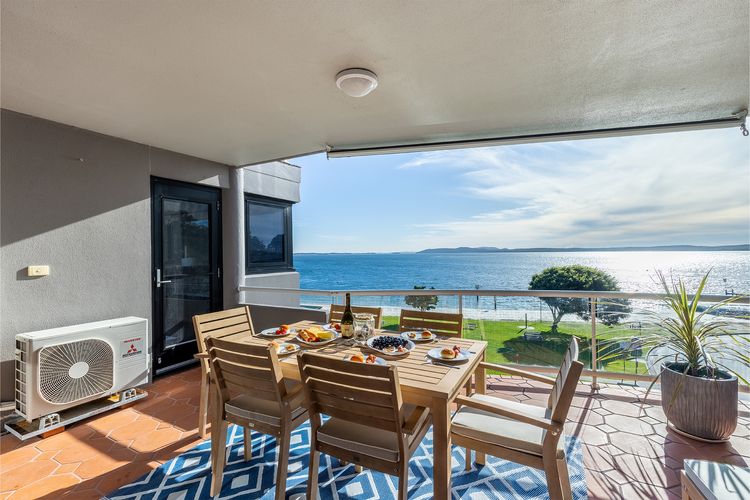 Florentine 13, 11 Columbia Close -fabulous unit with air con, wifi, pool, lift and waterviews