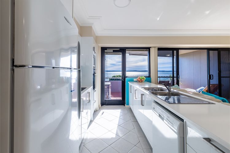 Florentine 13, 11 Columbia Close -fabulous unit with air con, wifi, pool, lift and waterviews