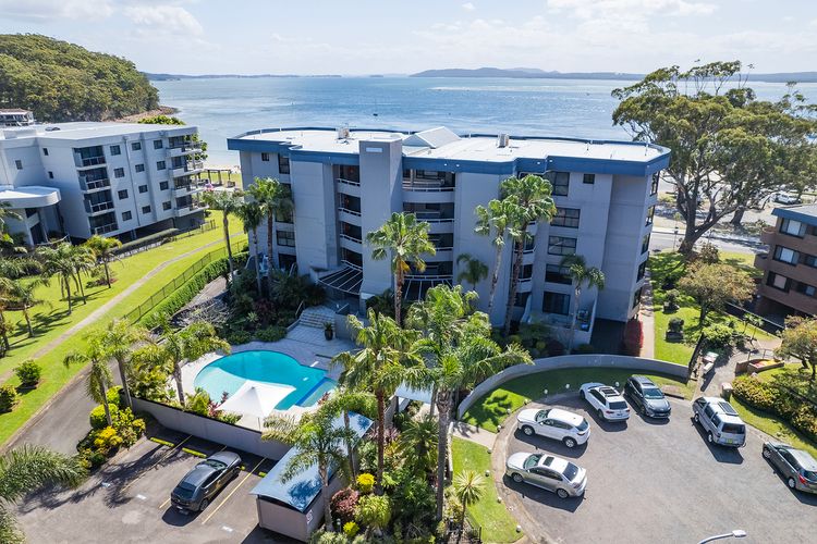 Florentine 13, 11 Columbia Close -fabulous unit with air con, wifi, pool, lift and waterviews