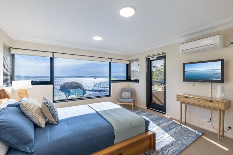 Florentine 13, 11 Columbia Close -fabulous unit with air con, wifi, pool, lift and waterviews