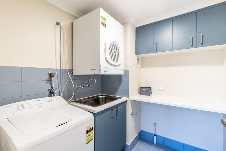 Florentine 13, 11 Columbia Close -fabulous unit with air con, wifi, pool, lift and waterviews