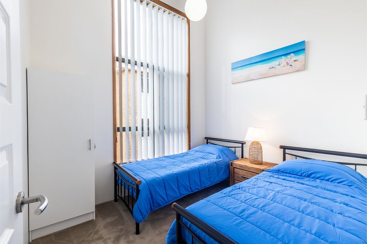 Coastal Paradise at Fore Dek 3, 17 Soldiers Point Road – water views, linen, Wi-Fi, Air Con