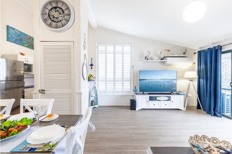 Coastal Paradise at Fore Dek 3, 17 Soldiers Point Road – water views, linen, Wi-Fi, Air Con