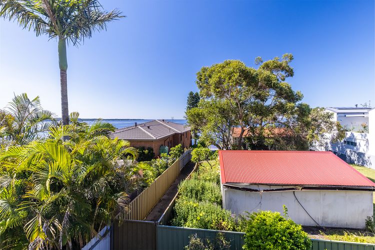 Coastal Paradise at Fore Dek 3, 17 Soldiers Point Road – water views, linen, Wi-Fi, Air Con