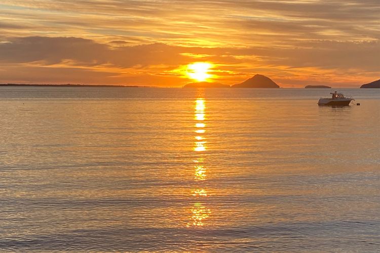 Coastal Paradise at Fore Dek 3, 17 Soldiers Point Road – water views, linen, Wi-Fi, Air Con