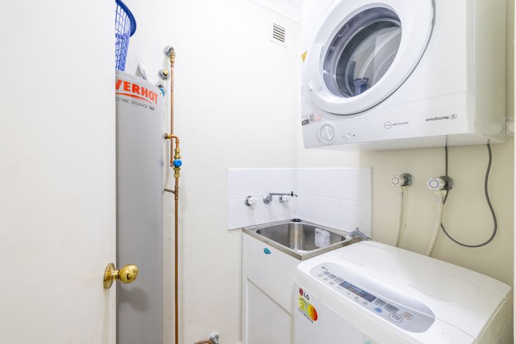 Mistral Court, 15/17 Mistral Close – fantastic unit with wifi and water views