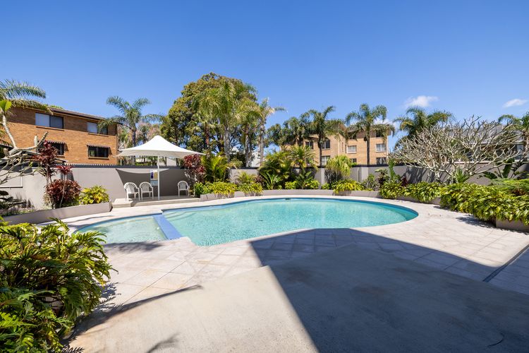 Florentine, 8/11 Columbia Close – opposite the beach with Air con and water views