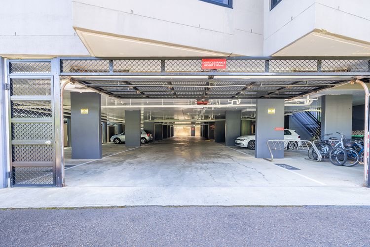 Florentine, 8/11 Columbia Close – opposite the beach with Air con and water views