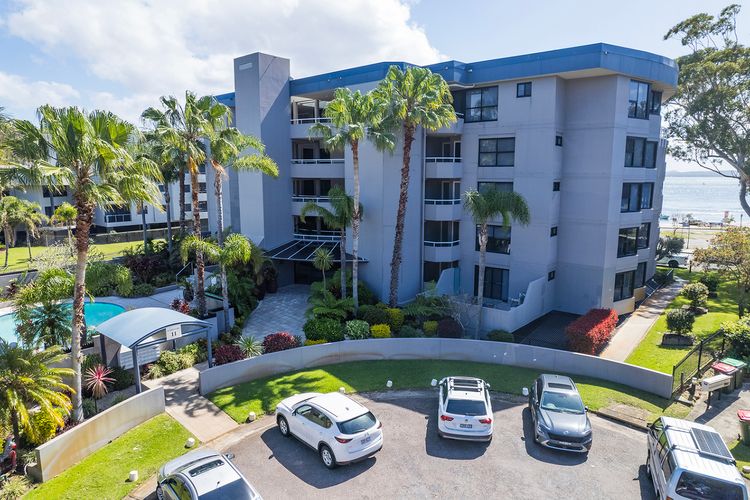 Florentine, 8/11 Columbia Close – opposite the beach with Air con and water views