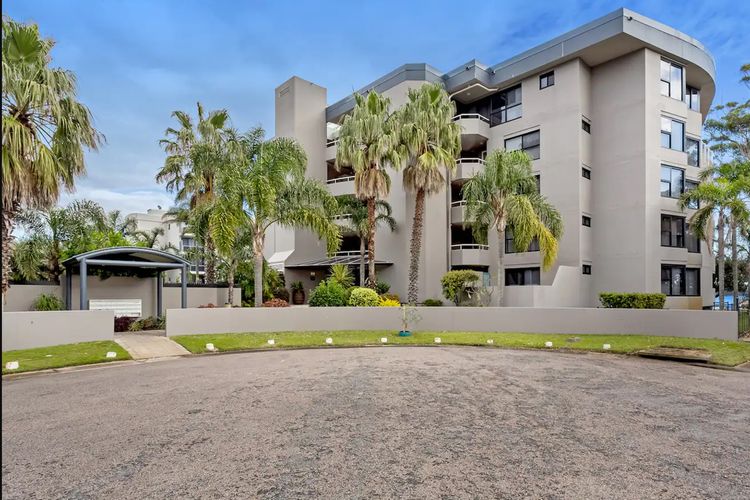 Florentine, 8/11 Columbia Close – opposite the beach with Air con and water views