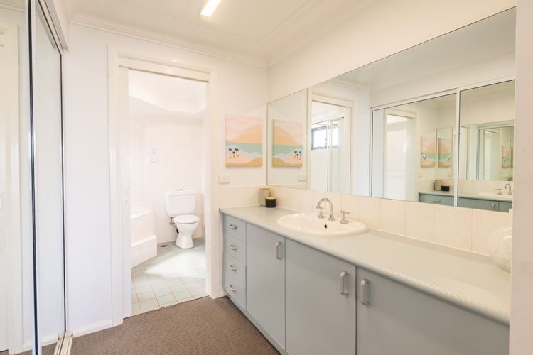 Florentine, 8/11 Columbia Close – opposite the beach with Air con and water views