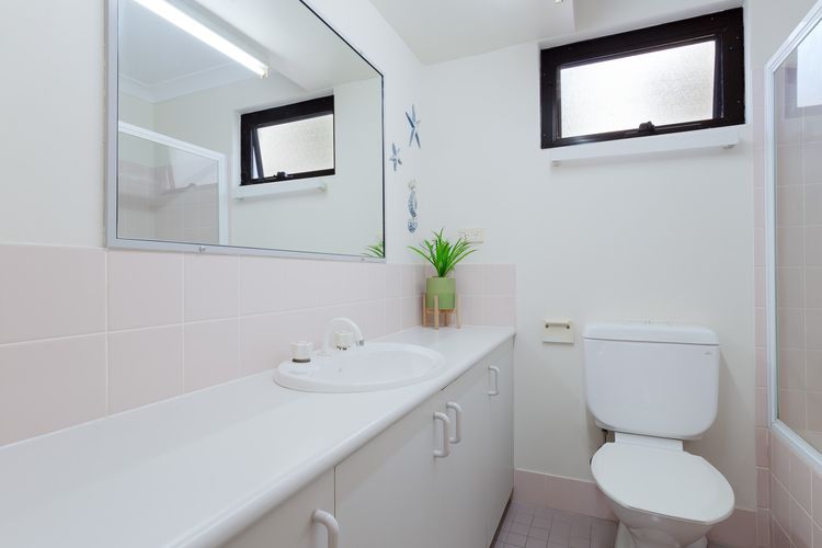 Carindale, 13/19 Dowling Street – Ground floor unit with complex pool and tennis court