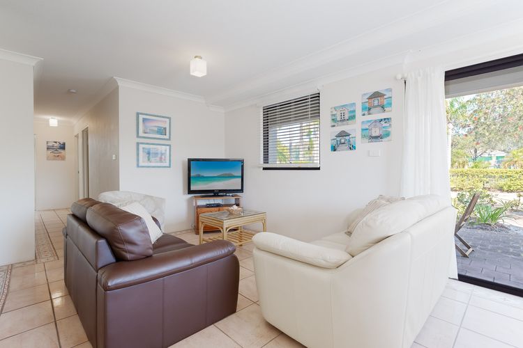 Carindale, 13/19 Dowling Street – Ground floor unit with complex pool and tennis court