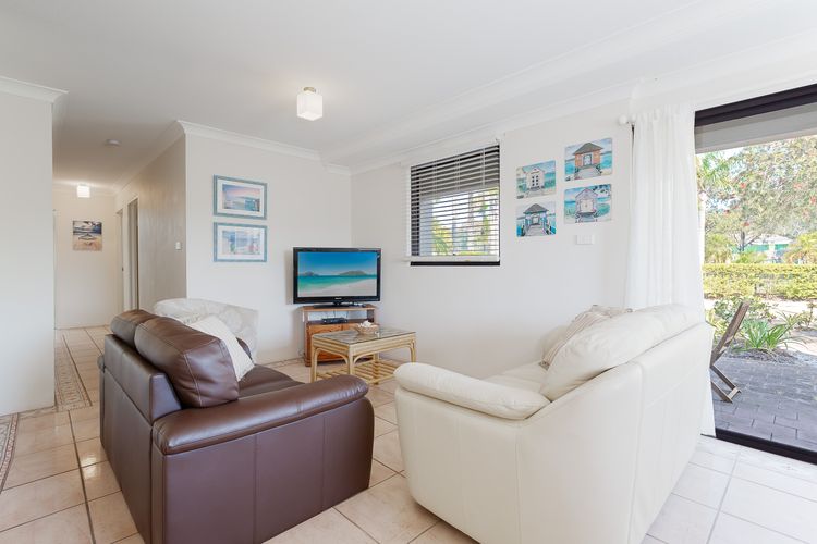 Carindale, 13/19 Dowling Street – Ground floor unit with complex pool and tennis court