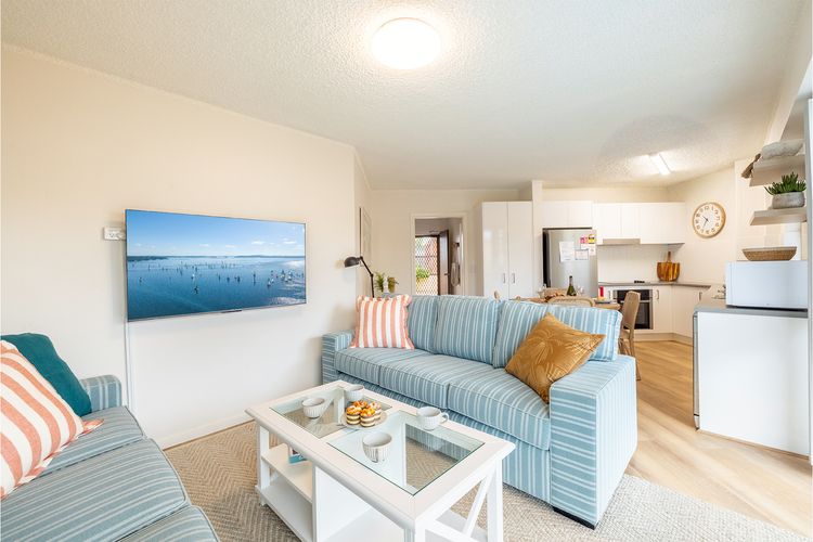 Thurlow Lodge, 7/6 Thurlow Avenue – Beautifully styled unit with WiFi, views and a pool