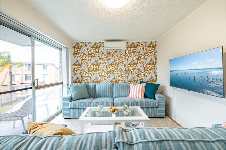 Thurlow Lodge, 7/6 Thurlow Avenue – Beautifully styled unit with WiFi, views and a pool