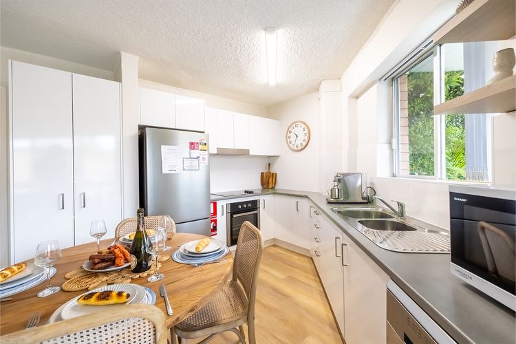 Thurlow Lodge, 7/6 Thurlow Avenue – Beautifully styled unit with WiFi, views and a pool