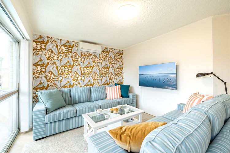 Thurlow Lodge, 7/6 Thurlow Avenue – Beautifully styled unit with WiFi, views and a pool