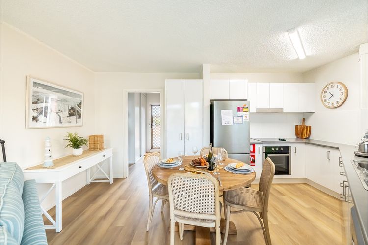 Thurlow Lodge, 7/6 Thurlow Avenue – Beautifully styled unit with WiFi, views and a pool