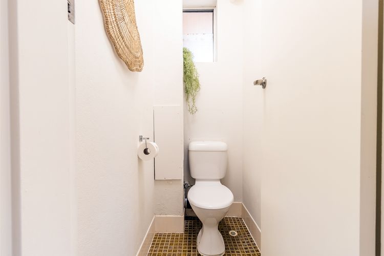 Thurlow Lodge, 7/6 Thurlow Avenue – Beautifully styled unit with WiFi, views and a pool