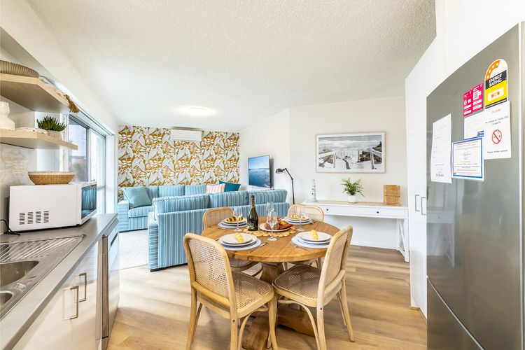 Thurlow Lodge, 7/6 Thurlow Avenue – Beautifully styled unit with WiFi, views and a pool