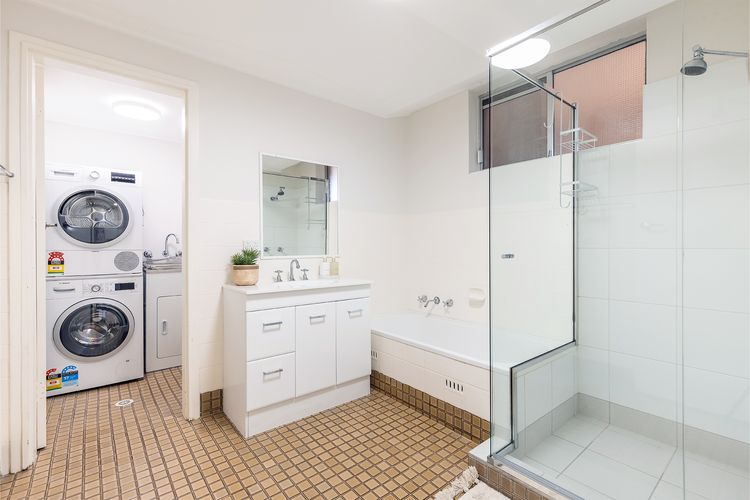Thurlow Lodge, 7/6 Thurlow Avenue – Beautifully styled unit with WiFi, views and a pool