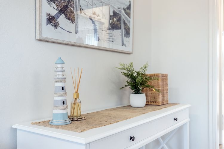 Thurlow Lodge, 7/6 Thurlow Avenue – Beautifully styled unit with WiFi, views and a pool