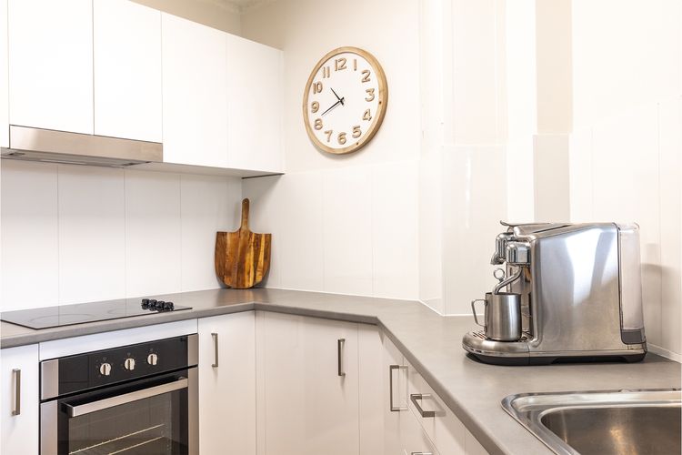 Thurlow Lodge, 7/6 Thurlow Avenue – Beautifully styled unit with WiFi, views and a pool