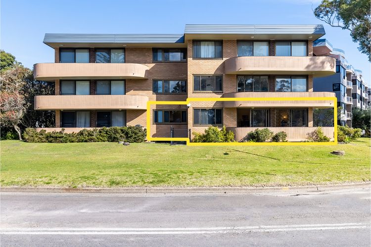 Columbia, 1/12 Columbia Close – large unit with fantastic water views