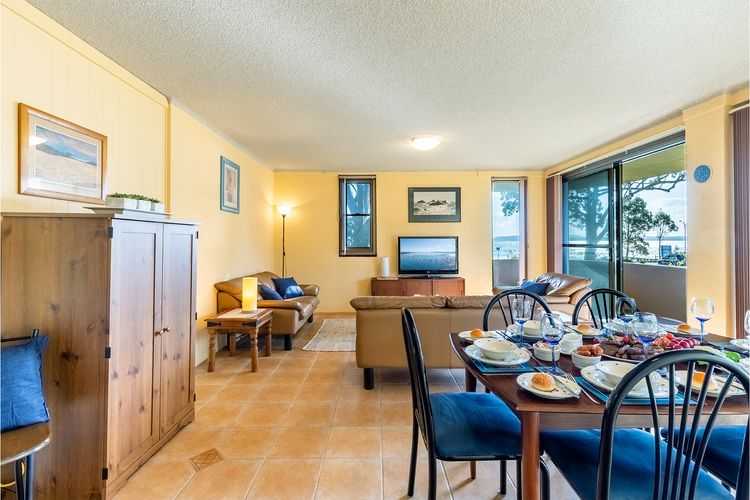 Columbia, 1/12 Columbia Close – large unit with fantastic water views