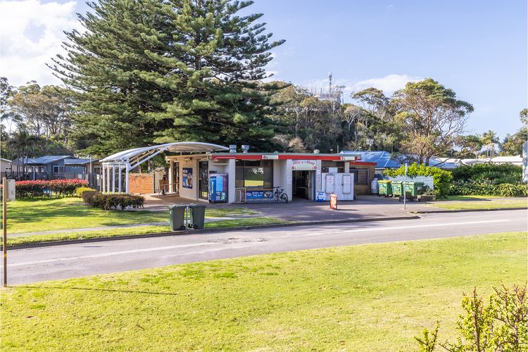 Columbia, 1/12 Columbia Close – large unit with fantastic water views