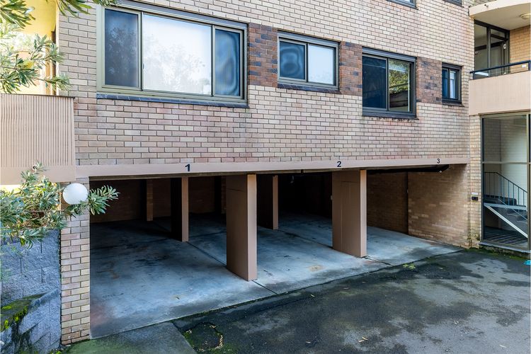 Columbia, 1/12 Columbia Close – large unit with fantastic water views