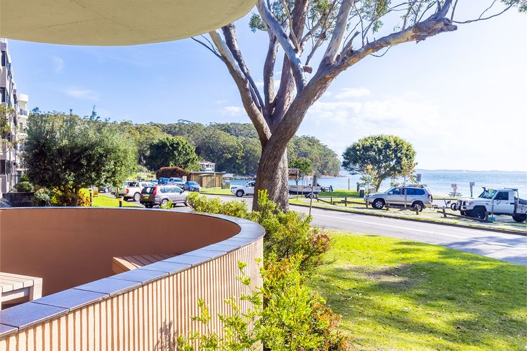 Columbia, 1/12 Columbia Close – large unit with fantastic water views