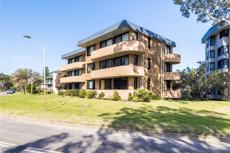 Columbia, 1/12 Columbia Close – large unit with fantastic water views