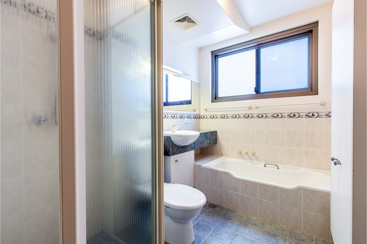 Columbia, 1/12 Columbia Close – large unit with fantastic water views