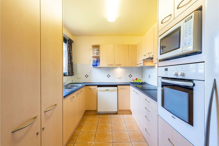 Columbia, 1/12 Columbia Close – large unit with fantastic water views