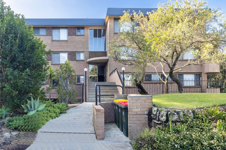 Columbia, 1/12 Columbia Close – large unit with fantastic water views