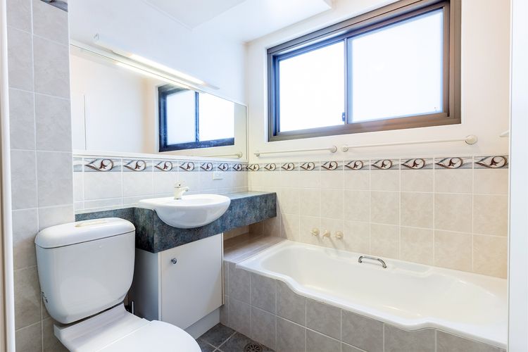 Columbia, 1/12 Columbia Close – large unit with fantastic water views
