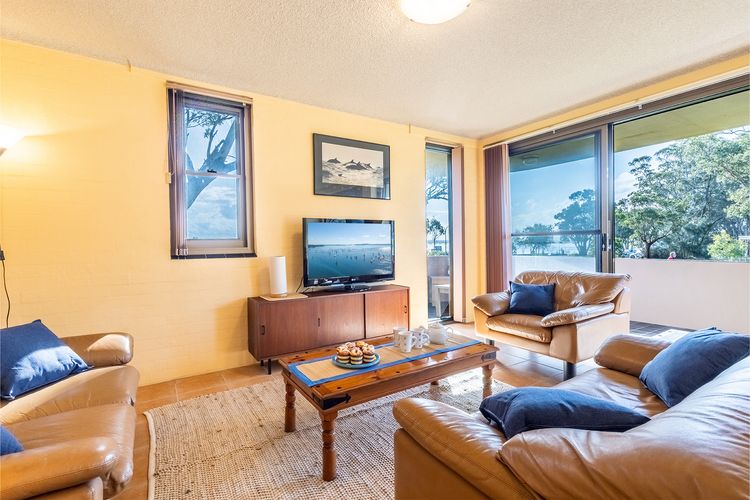 Columbia, 1/12 Columbia Close – large unit with fantastic water views
