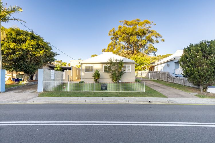Tomaree Cottage 12 Tomaree Road – 200 mtrs to Beach – Pet Friendly, linen, WiFi & aircon