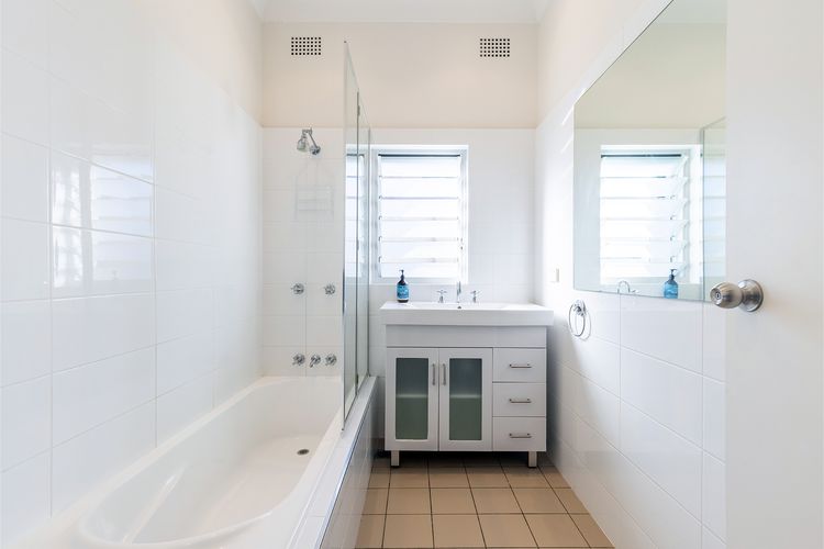 Tomaree Cottage 12 Tomaree Road – 200 mtrs to Beach – Pet Friendly, linen, WiFi & aircon