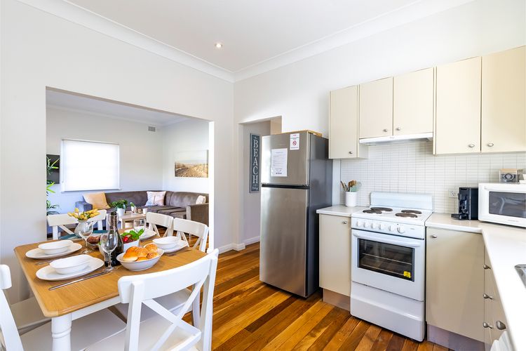 Tomaree Cottage 12 Tomaree Road – 200 mtrs to Beach – Pet Friendly, linen, WiFi & aircon