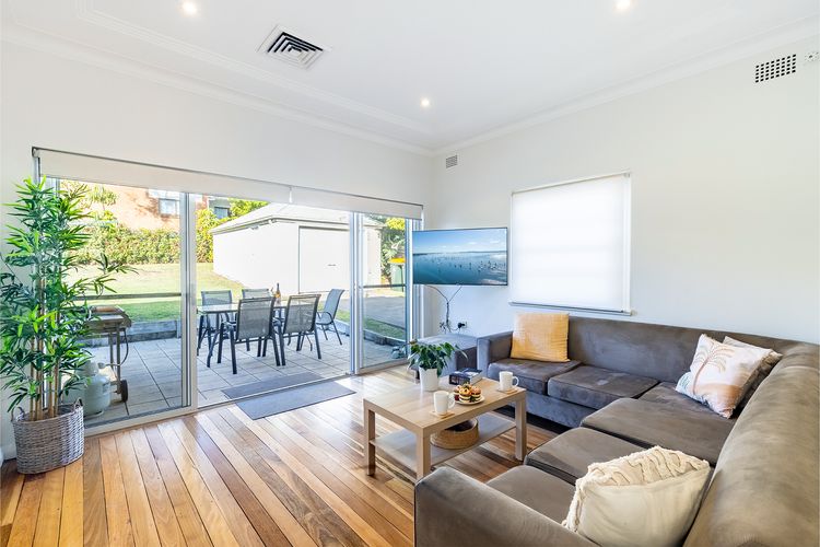 Tomaree Cottage 12 Tomaree Road – 200 mtrs to Beach – Pet Friendly, linen, WiFi & aircon