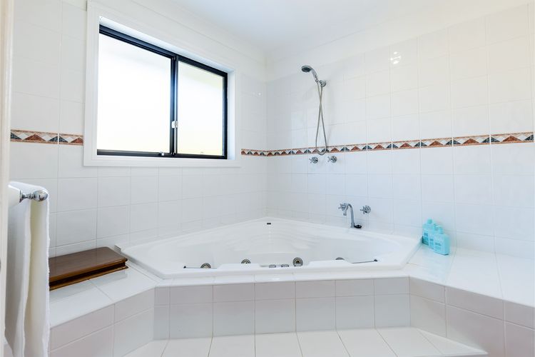 Akoya House, 122 Tomaree Rd – Pet friendly, linen,  air conditioning, WiFi and boat parking