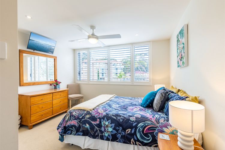 Ocean Shores, 5/27 Weatherly Close – waterfront unit with views to Shoal Bay and wifi