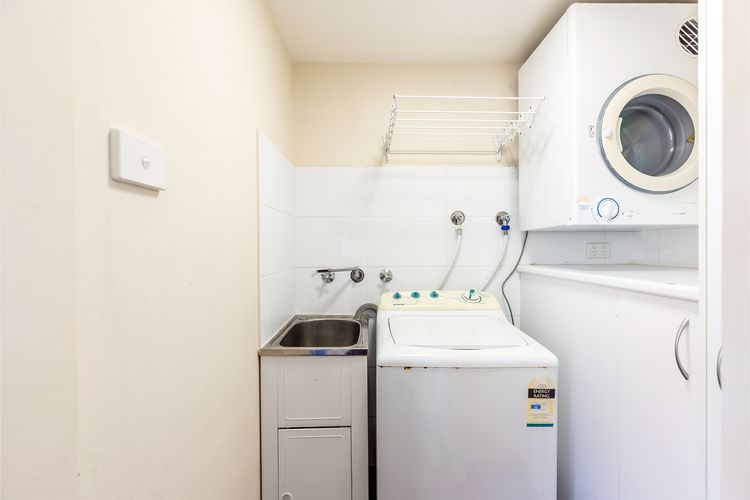 Ocean Shores, 5/27 Weatherly Close – waterfront unit with views to Shoal Bay and wifi